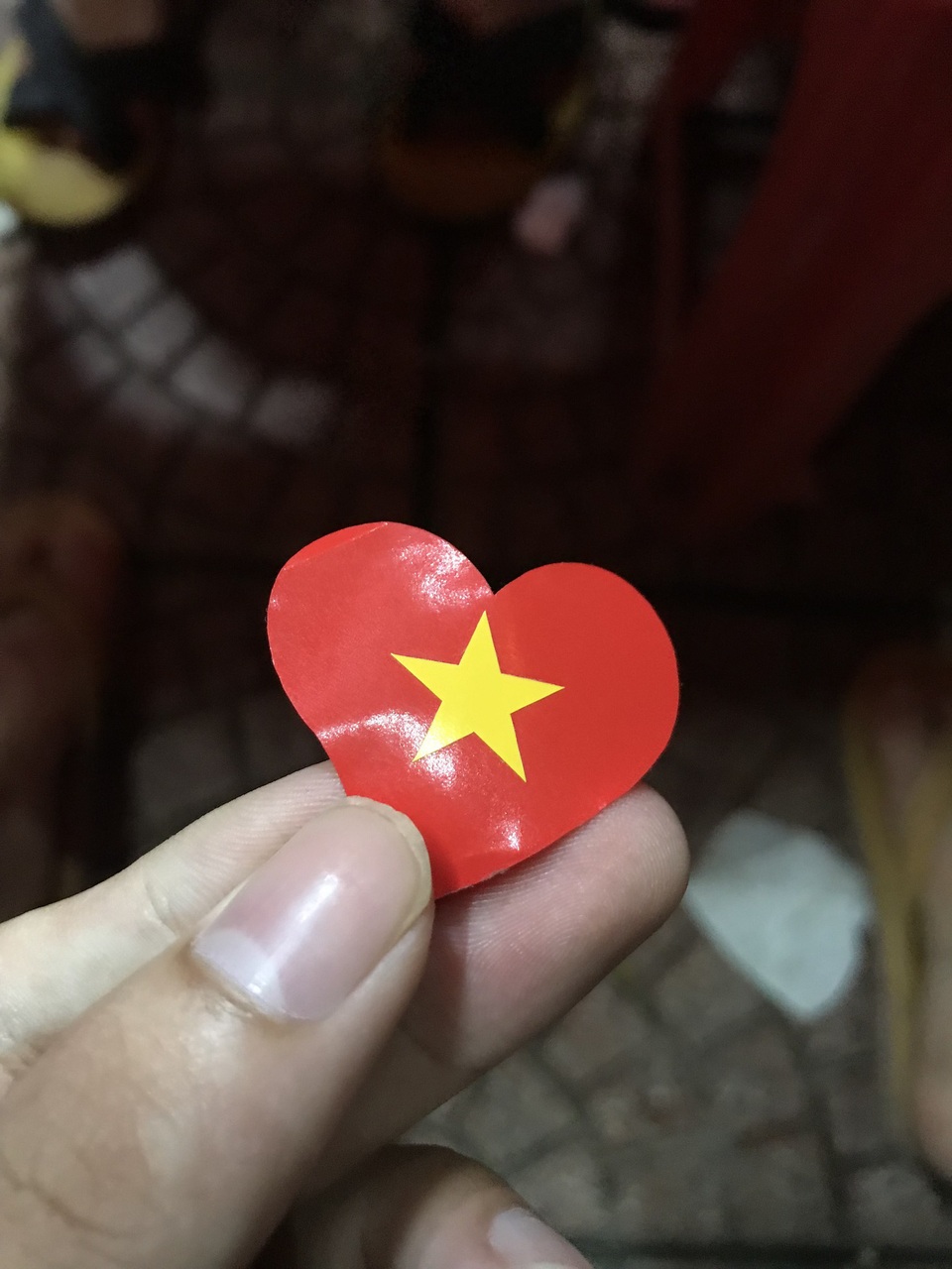 Chuyện lạ trong đêm vui tuyển Olympic thắng Syria: Cờ quạt ế ẩm đầy đường - 10 Một chiếc sticker như này có giá 10.000 đồng