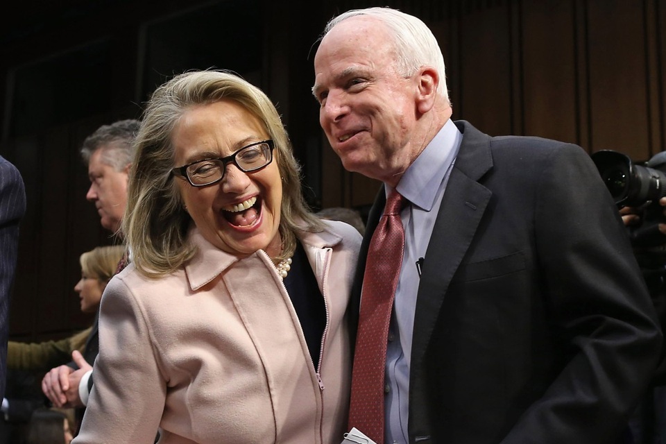 Cuộc so tài “tửu lượng” giữa bà Clinton và ông McCain - 1 Bà Hillary Clinton và ông John McCain (Ảnh: AFP)