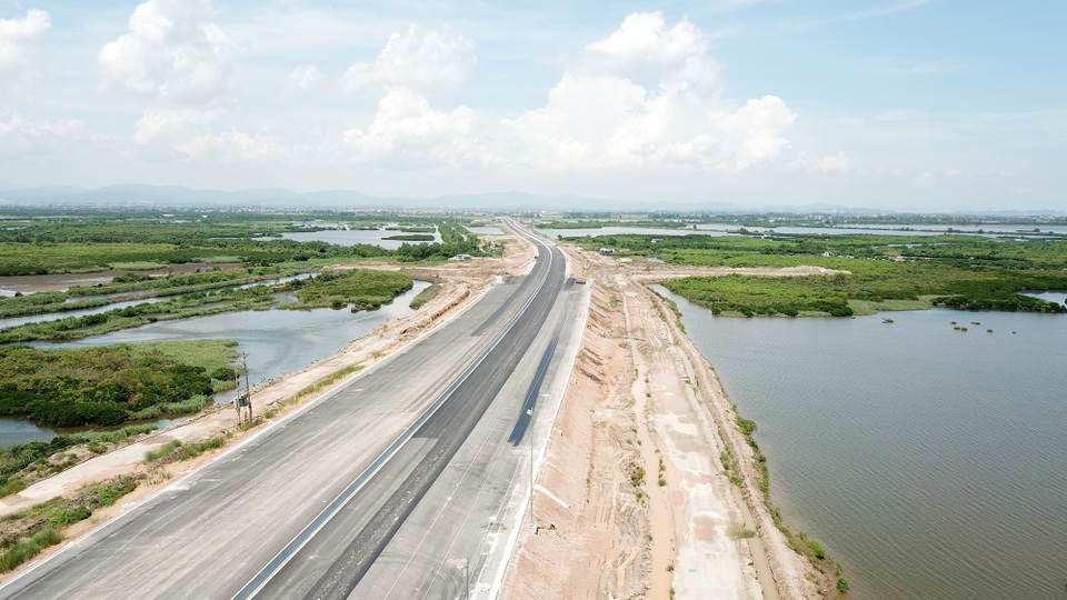 Từ 1/9, người dân chính thức được lưu thông qua cây cầu hơn 7.000 tỉ - 3 Do còn phải hoàn thành nốt một số hạng mục phụ trợ nên tỉnh Quảng Ninh đề xuất phương án tốc độ xe khai thác ban đầu trên toàn tuyến sẽ là 80km/h