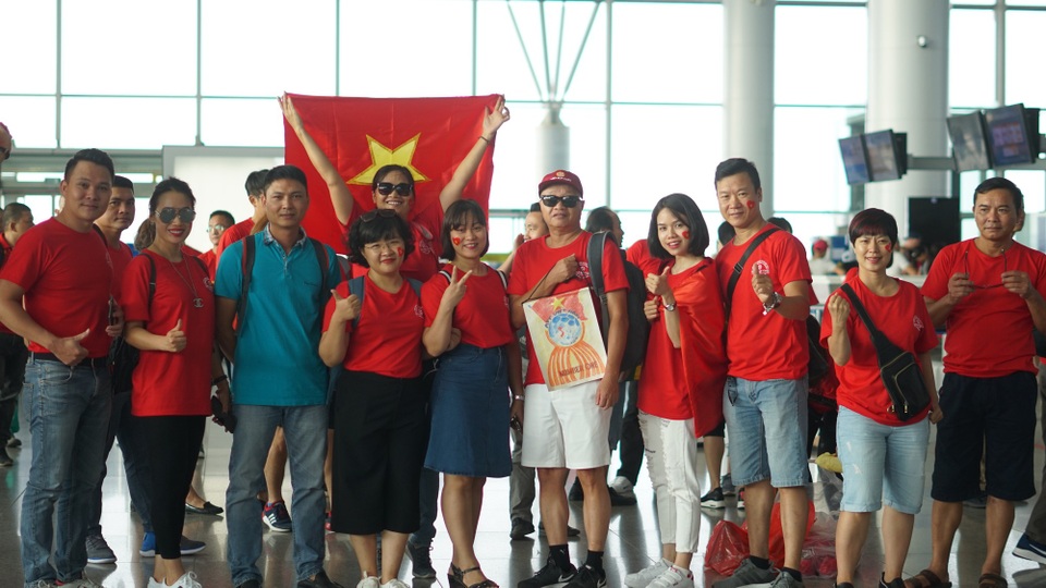 Thuê máy bay chở cả đoàn sang Indonesia cổ vũ Olympic Việt Nam - 1 Hiện các tour xem trận bán kết Olympic Việt Nam gặp Indonesia có giá từ 12-16 triệu đồng/người