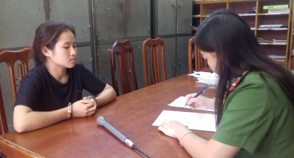 Bà trùm cùng người thân điều hành đường dây ma túy xuyên biên giới - 1 Đối tượng Nông Nguyệt Phương tại cơ quan công an