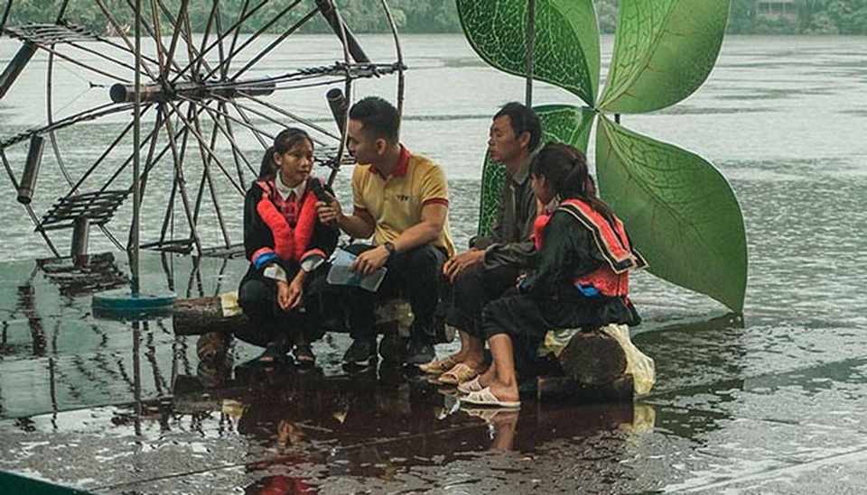 MC Hạnh Phúc bất ngờ tiết lộ “thù lao” khi dẫn “Cặp lá yêu thương” - 2 Chương trình là cầu nối để các nhà hảo tâm giúp đỡ các hoàn cảnh khó khăn. Nhiều em nhỏ được đến trường...
