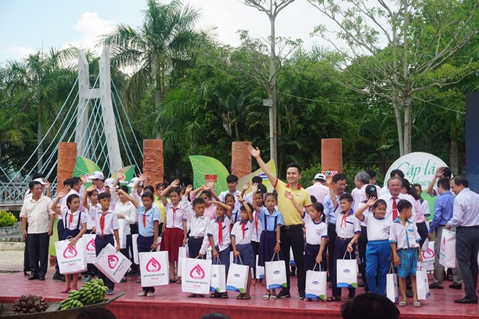 MC Hạnh Phúc bất ngờ tiết lộ “thù lao” khi dẫn “Cặp lá yêu thương” - 3 Hạnh Phúc gắn bó với chương trình nhân văn này và có nhiều kỷ niệm đặc biệt.