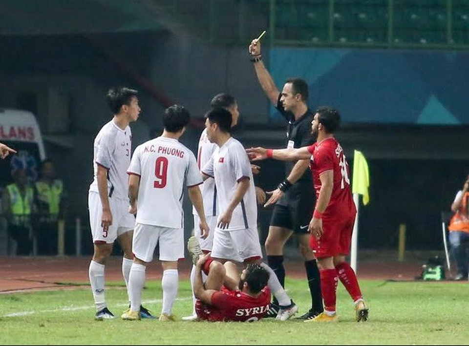 Olympic Việt Nam mất Văn Hậu ở bán kết Asiad - 1
Đoàn Văn Hậu nhận thẻ vàng ở trận gặp Olympic Syria