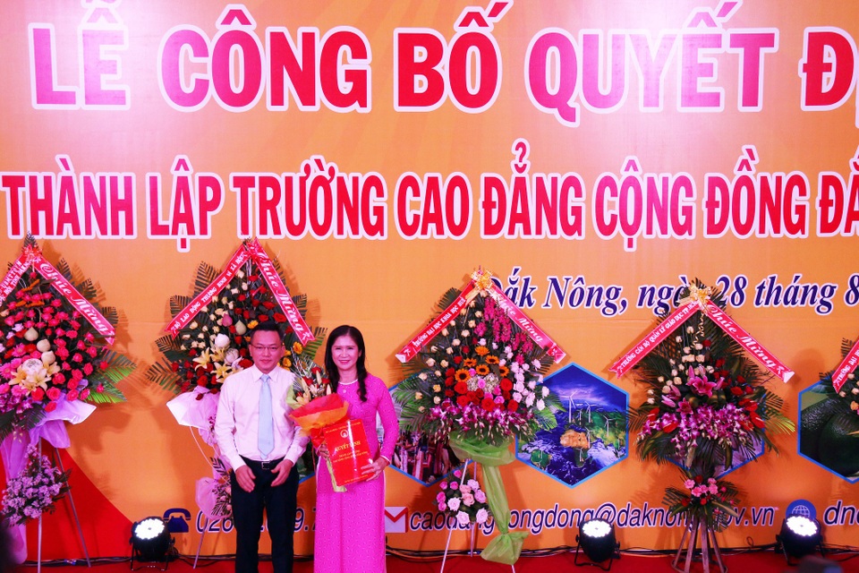 Đắk Nông có trường cao đẳng đầu tiên, bắt đầu tuyển sinh từ năm 2019 - 1 Đại diện Bộ LĐ-TB và XH trao quyết định thành lập trường Cao đẳng Cộng đồng Đắk Nông