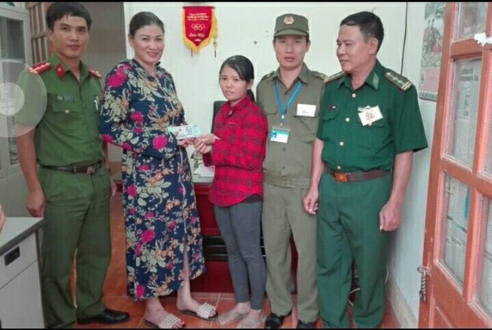 Tặng Bằng khen cho người phụ nữ nghèo trả lại 26 triệu đồng - 1
Trước sự chứng kiến của Công an xã Sơn Kim 2 và Công an huyện Hương Sơn, chị Mai (áo đỏ) đã trao lại số tiền cho chị Dụng