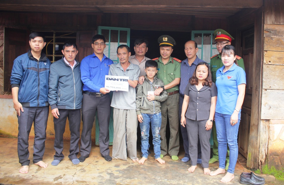 Hơn 96 triệu đồng đến với hoàn cảnh chồng cụt tay chân, nuôi vợ bại liệt - 1 Đại diện chính quyền đã trao gần 97 triệu cho gia đình anh Hồng