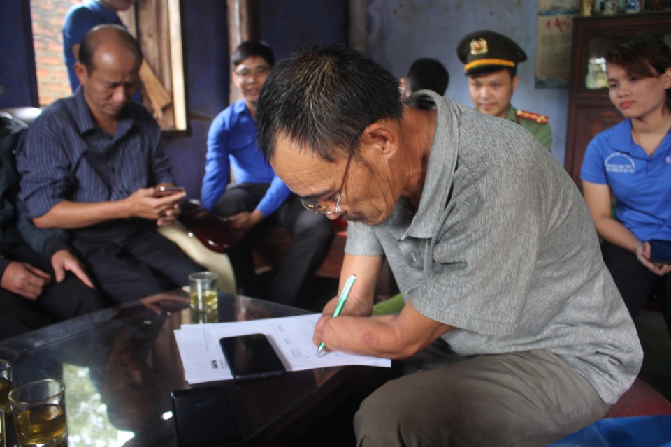 Hơn 96 triệu đồng đến với hoàn cảnh chồng cụt tay chân, nuôi vợ bại liệt - 3 Niềm vui đến với gia đình anh Hồng khi nhận được tiền hỗ trợ nhân ái