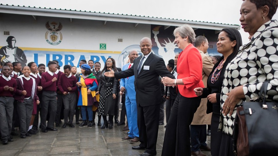 Thủ tướng Anh nhảy tưng bừng cùng thiếu nhi Nam Phi - 1 Thủ tương Anh Theresa May nhún nhảy vui vẻ cùng trẻ em Nam Phi (Ảnh: Reuters)