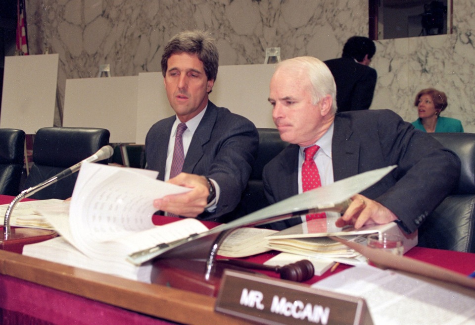 Chuyện ít biết về hành trình ông John McCain hàn gắn quan hệ Mỹ-Việt - 1
Ông McCain (phải) và ông Kerry có đóng góp quan trọng nhằm bình thường hóa quan hệ Mỹ-Việt. (Ảnh: AP)