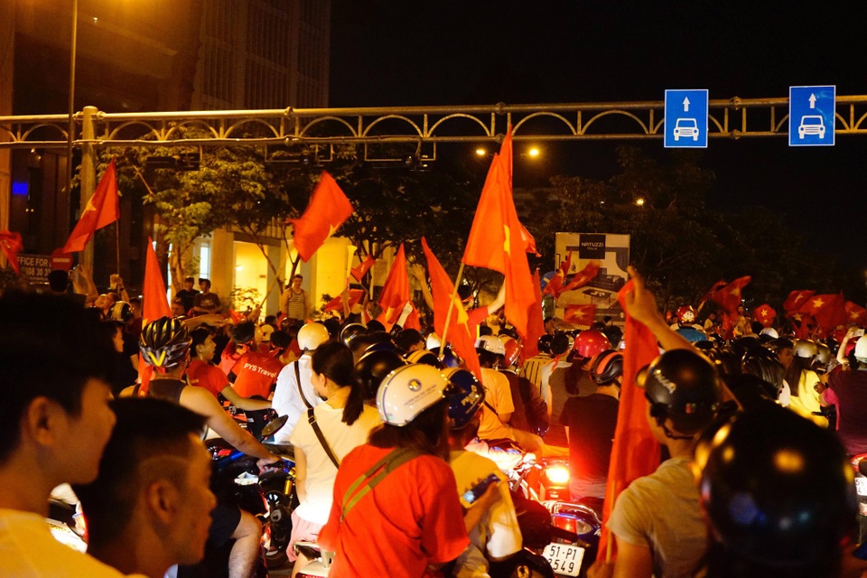 Việt Nam - Đêm không ngủ mừng chiến thắng lịch sử - 8
Sau tiếng còi kết thúc trận đấu, đoàn người từ Phố đi bộ Nguyễn Huệ bắt đầu di chuyển hòa vào dòng người từ các khu lân cận đổ vào trung tâm Sài Gòn, đi dọc các tuyến phố chính như Lê Duẩn, Nguyễn Thị Minh Khai,...
