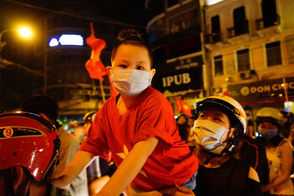 Việt Nam - Đêm không ngủ mừng chiến thắng lịch sử - 11
Người dân Sài Gòn chia vui với cả nước