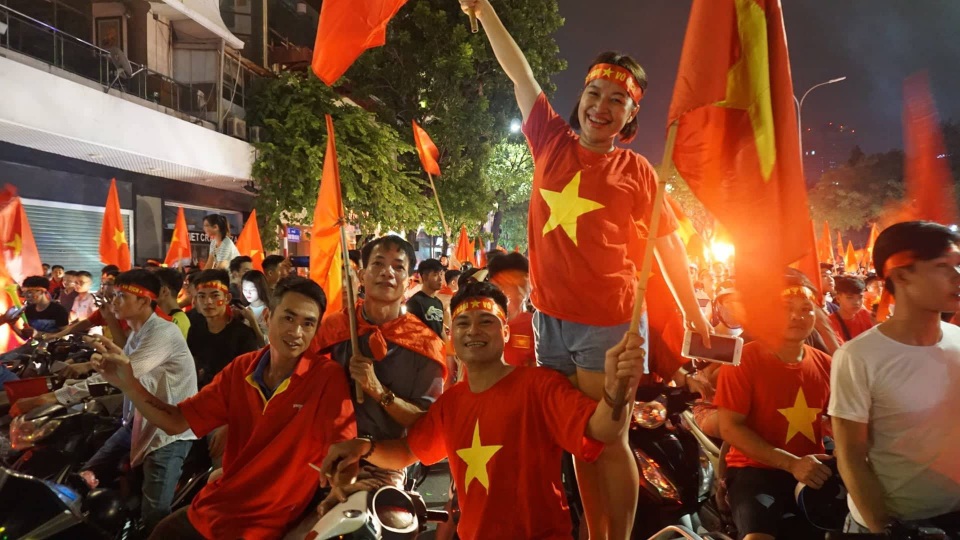 Việt Nam - Đêm không ngủ mừng chiến thắng lịch sử - 1
Đêm không ngủ ở Hồ Gươm