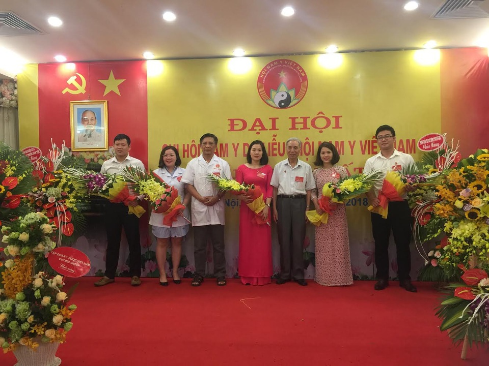 
Thầy thuốc Ưu tú, Lương y, Dược sĩ chuyên khoa 2, Chuyên viên cao cấp Nguyễn Đức Đoàn (đứng thứ 3 từ phải sang) cùng các thành viên Hội Nam Y da liễu nhiệm kỳ 2018-2023

