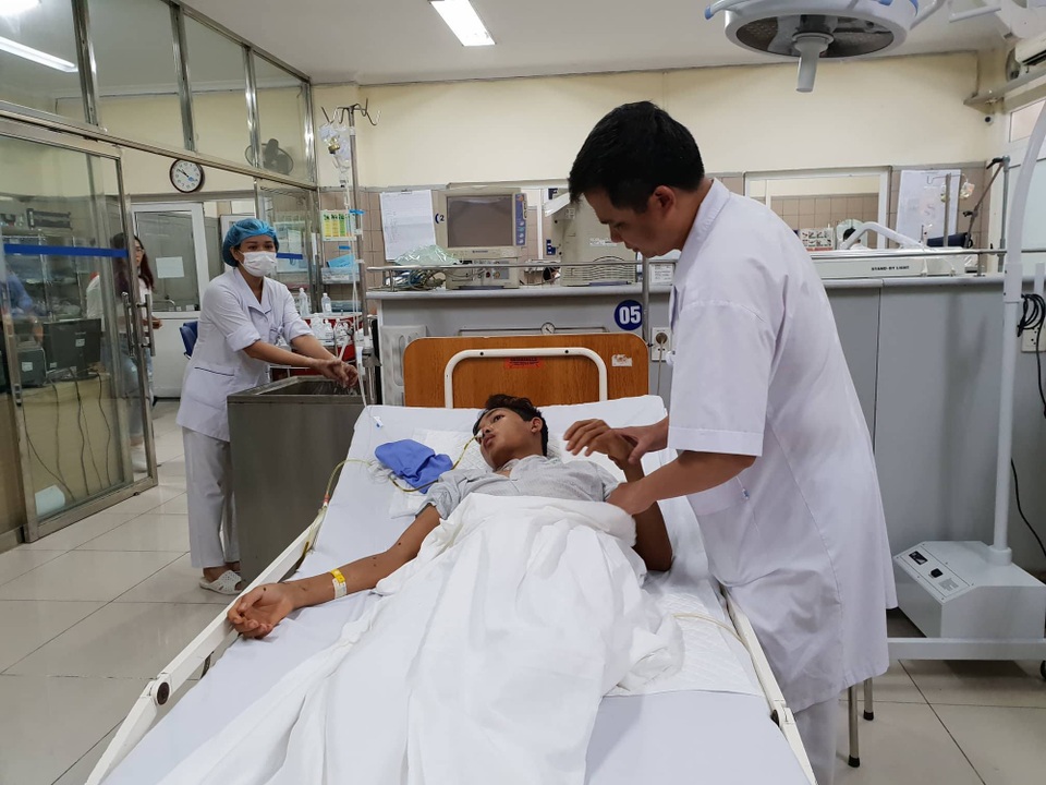 Cách sơ cứu giảm nguy cơ suy gan, suy thận khi bị ong đốt ai cũng cần biết - 1 Bệnh nhân phải lọc thận liên tục do suy thận vì ong đốt. Ảnh: H.Hải