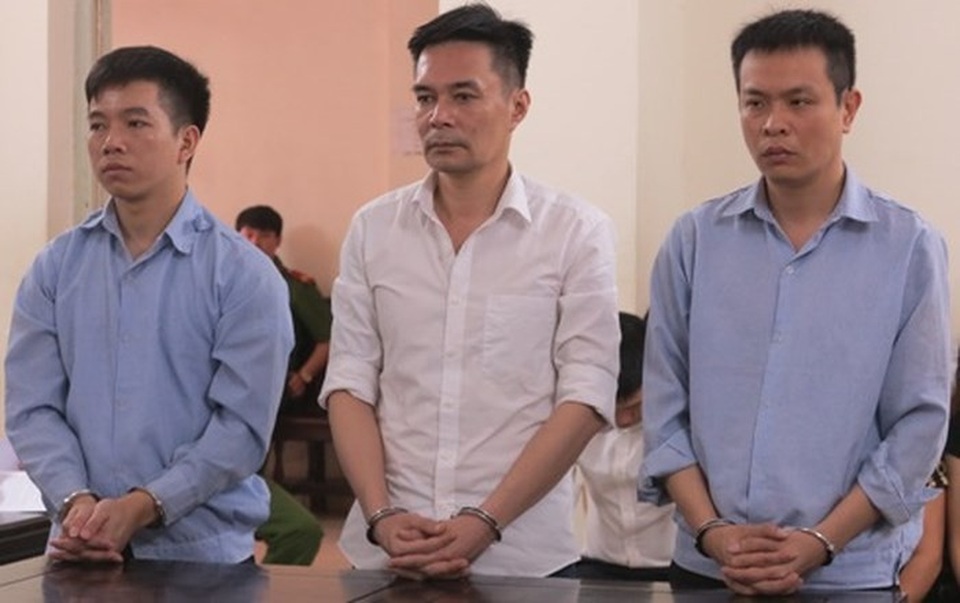 Hà Nội: Cựu cán bộ hải quan vào tù vì lấy tang vật phạm pháp đem bán - 1
Phạm Minh Hoàng (ngoài cùng, bên phải) cùng các bị cáo liên quan tại phiên tòa.