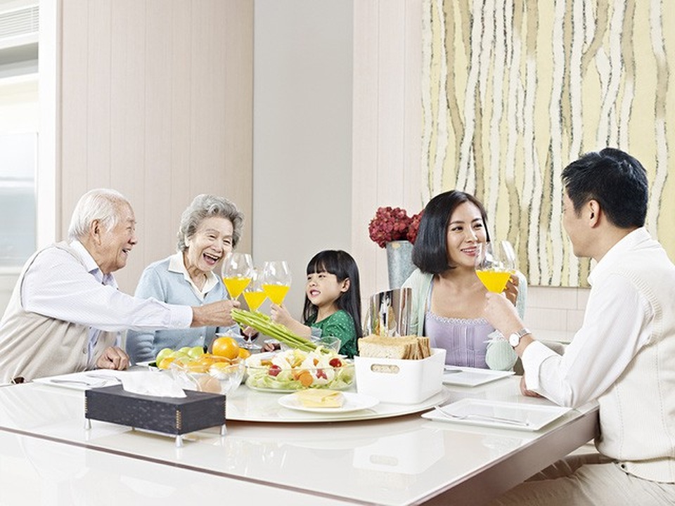 Ứng phó với nguy cơ bệnh tật bủa vây - 1
Vấn đề đặt ra trong quá trình điều trị các bệnh lý nghiêm trọng là thời gian điều trị kéo dài và chi phí điều trị tương đối lớn, vì vậy, cơ hội chiến thắng bệnh cao hơn thường chỉ dành cho những gia đình đã có một khoản tài chính dự phòng để đối diện với bệnh tật.