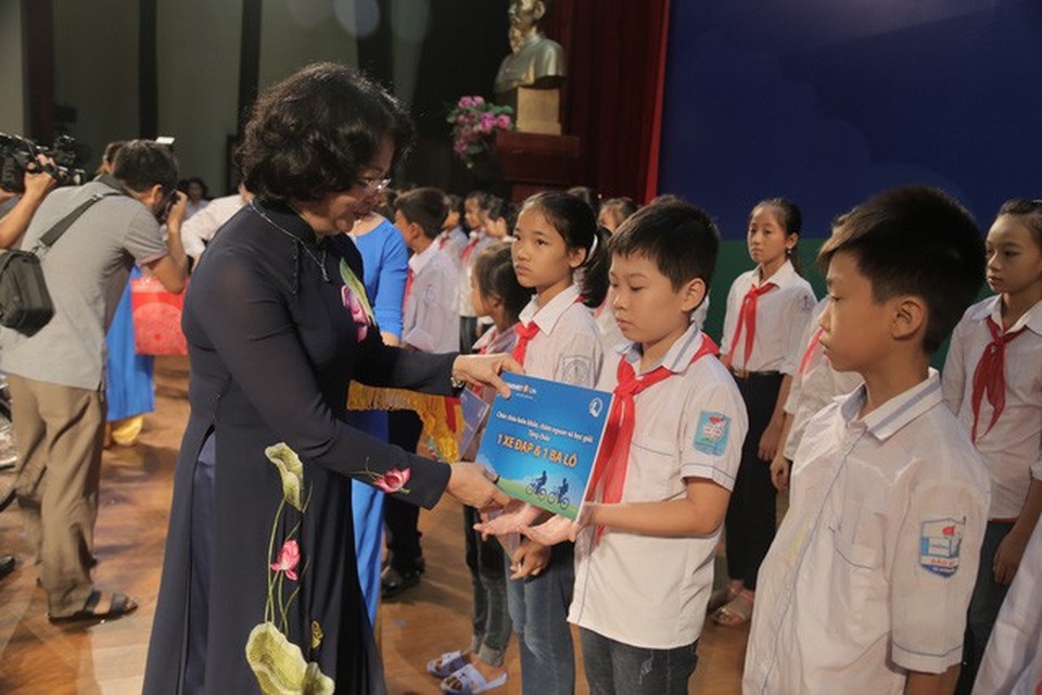 Bảo Việt Nhân thọ đồng hành cùng học sinh nghèo hiếu học tỉnh Hưng Yên - 1 Bảo Việt Nhân thọ đồng hành cùng học sinh nghèo hiếu học tỉnh Hưng Yên - 1