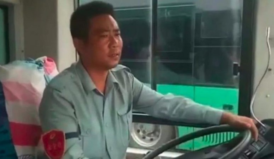 "Ông mai" giúp 23 cặp đôi nên duyên trên xe buýt - 1 Yun Xi vừa là tài xế lái xe buýt vừa là ông mai