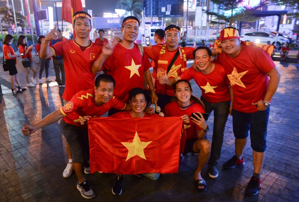 Chủ tịch Asanzo xuống sân thưởng nóng cho Olympic Việt Nam ngay sau màn thư hùng với Syria - 1 Không phụ lòng các CĐV trên sân cũng như hành triệu NHM quê nhà, thầy trò HLV Park Hang Seo đã chơi một trận đấu chắc chắn, vững vàng và xuất sắc đánh bại đối thủ Syria ở hiệp phụ để ghi tên mình vào lịch sử, lần đầu tiên góp mặt ở bán kết một kỳ Asiad.