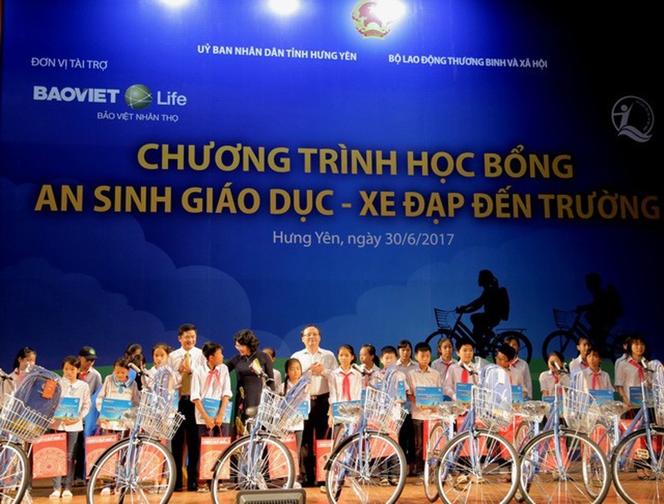Bảo Việt Nhân thọ đồng hành cùng học sinh nghèo hiếu học tỉnh Hưng Yên - 2
Phó Chủ tịch nước Đặng Thị Ngọc Thịnh đã đến tham dự và trao tặng 100 chiếc xe đạp, ba lô và 100 suất học bổng tiền mặt cho trẻ em hiếu học có hoàn cảnh khó khăn của tỉnh Hưng Yên.