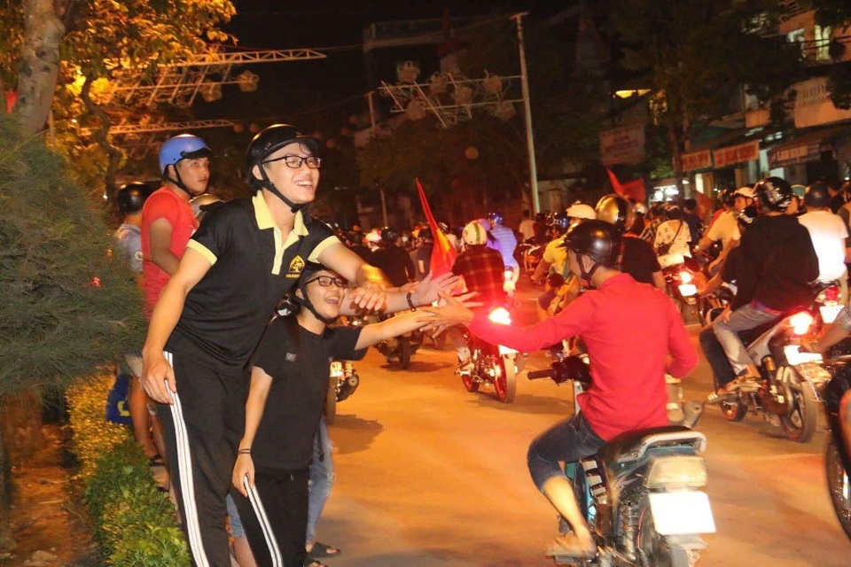 Những hình ảnh đầy cảm xúc trong đêm say men chiến thắng - 19
Kéo gần mọi khoảng cách, ai cũng là người quen.