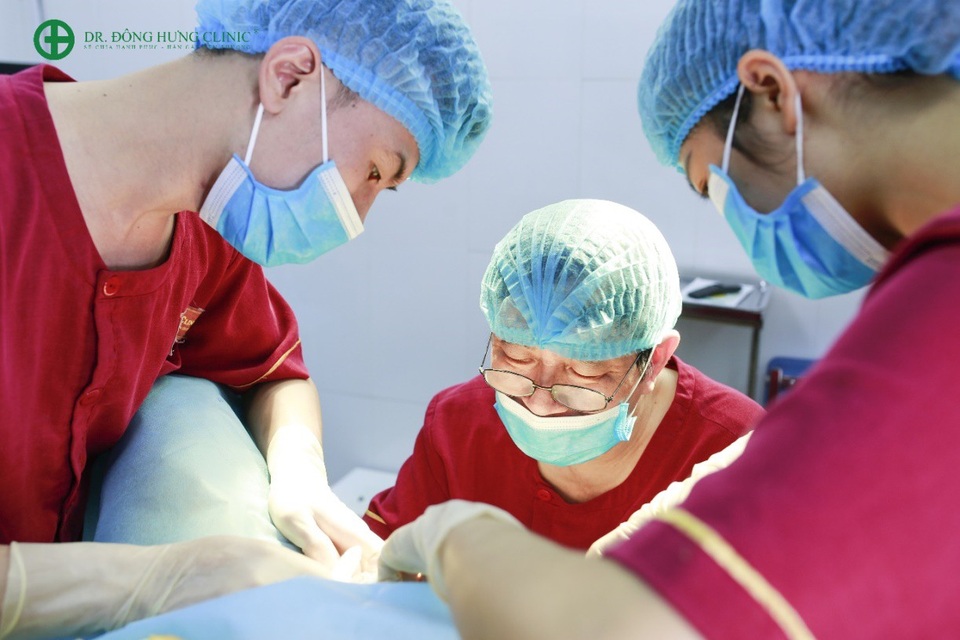 Hướng dẫn chăm sóc sức khỏe tiết niệu cho phụ nữ sau sinh - 2 Đại tá, Bác sĩ CKII Vũ Thắng cùng với học trò đang tiến hành loại bỏ phần môi bé phì đại cho một khách hàng nữ