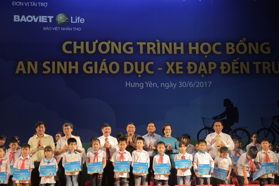 Bảo Việt Nhân thọ đồng hành cùng học sinh nghèo hiếu học tỉnh Hưng Yên - 3
Cháu Minh Anh, một học sinh hiếu học được nhận quà trong chương trình của Bảo Việt Nhân thọ cho biết: “Nhận được học bổng 1.000.000 VNĐ từ Tổng công ty Bảo Việt Nhân thọ và chương trình, cháu rất vui mừng và biết ơn vì đây là số tiền lớn, có thể giúp mẹ cháu vơi bớt gánh nặng tài chính. Cháu xin hứa sẽ học tập thật tốt, xứng đáng với sự quan tâm của các cô, chú đã dành cho cháu ngày hôm nay.”