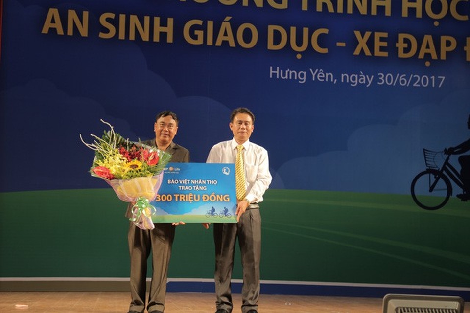 Bảo Việt Nhân thọ đồng hành cùng học sinh nghèo hiếu học tỉnh Hưng Yên - 4
Giám đốc Bảo Việt Nhân thọ Hưng Yên trao tài trợ cho Giám đốc Sở Lao động TBXH tỉnh Hưng Yên.