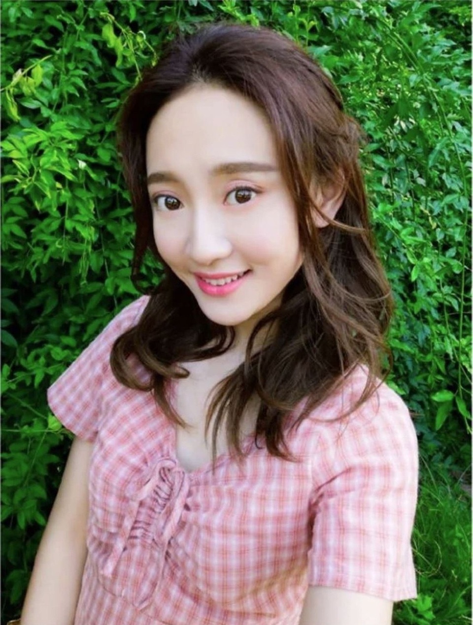 Huawei Nova 3: giá tầm trung, trải nghiệm tầm flagship - 3 Ảnh selfie bằng Nova 3 vẫn giữ được các chi tiết như quầng mắt, cánh mũi, nước da đẹp nhưng tự nhiên, khung cảnh xung quanh cũng được AI xử lý tối ưu hơn