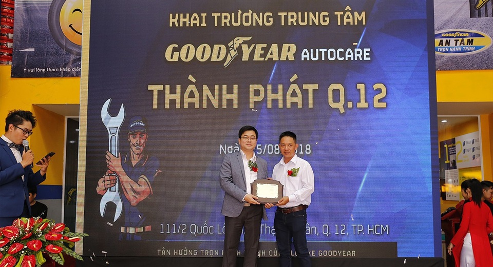 Mô hình lốp xe hiện đại, chuyên nghiệp chào mừng thành viên mới - 4
Đại diện Goodyear trao kỉ niệm chương cho Thành Phát Quận 12