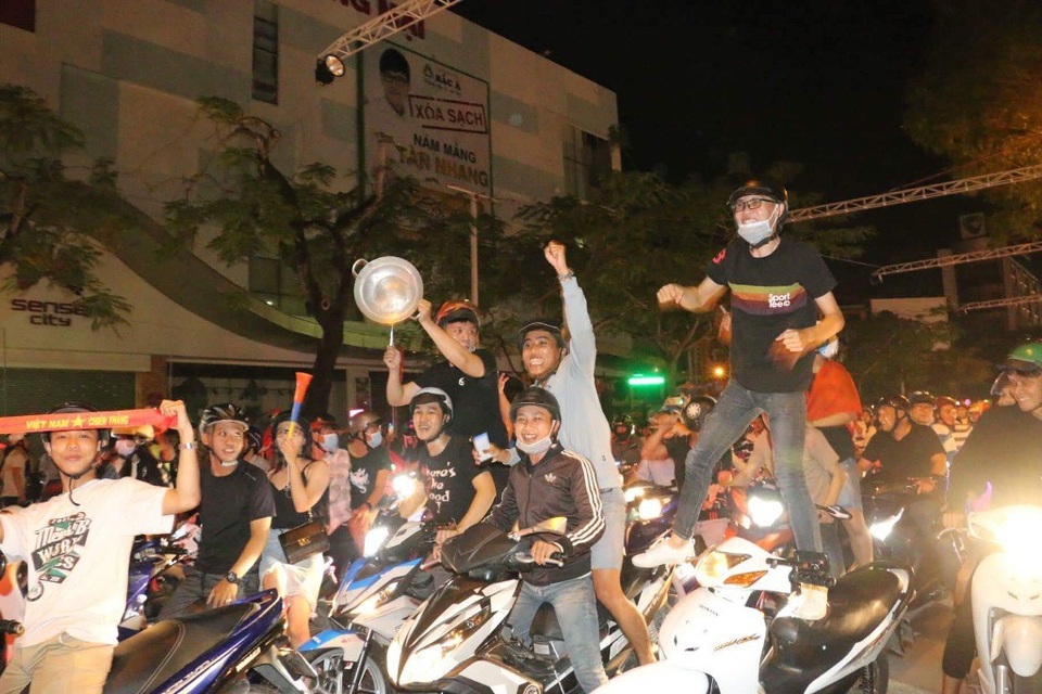Những hình ảnh đầy cảm xúc trong đêm say men chiến thắng - 22
Thùng nhựa, xoong nhôm..., miễn là có thể phát ra âm thanh rộn ràng.