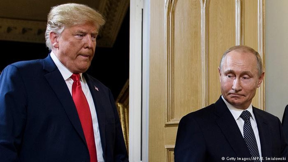 Tổng thống Putin sẵn sàng đáp trả đòn trừng phạt của Mỹ - 1 Tổng thống Nga Vladimir Putin gặp người đồng cấp Mỹ Donald Trump tại Phần Lan (Ảnh: AFP)