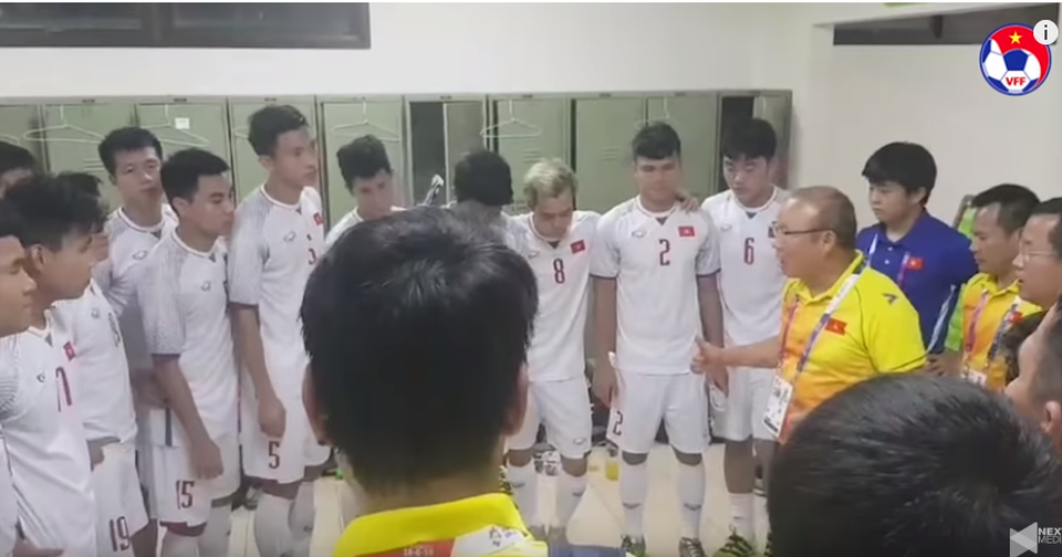 HLV Park Hang Seo: "Chúng ta là người Việt Nam, các bạn rõ chưa?" - 1
HLV Park Hang Seo khơi gợi tinh thần chiến đấu của các học trò (Hình ảnh cắt từ clip)
