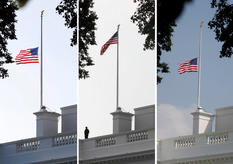 Nhà Trắng lúng túng với nghi thức cờ rủ tưởng niệm ông John McCain - 1
Cờ tại Nhà Trắng hạ xuống, nâng lên và tiếp tục hạ xuống sau khi ông McCain qua đời. (Ảnh: Reuters)