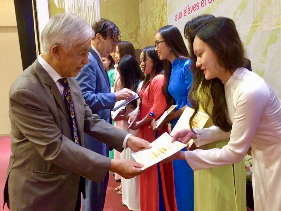 GS Odon Vallet và GS Trần Thanh Vân trao học bổng cho các em sinh viên ưu tú