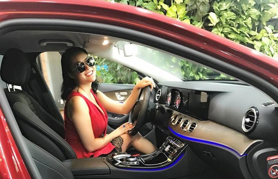 Phi Thanh Vân đổi xe sang, triết lý về… từ thiện - 2 Phi Thanh Vân chia sẻ hình ảnh ngồi xe hơi sang trọng kèm triết lý về sự thay đổi: Bạn có dám thay đổi không?