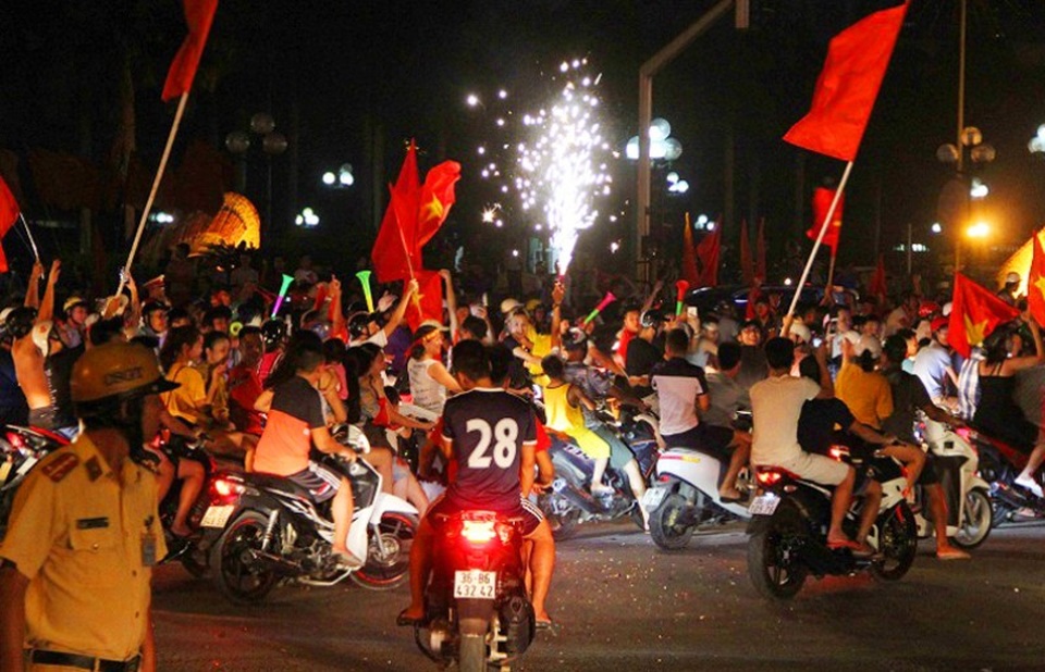 Hơn 1.000 cán bộ chiến sỹ đảm bảo an ninh trong và sau trận bán kết Olympic Việt Nam - 2 Những chiến sỹ CSGT giữa dòng người ăn mừng chiến thắng.