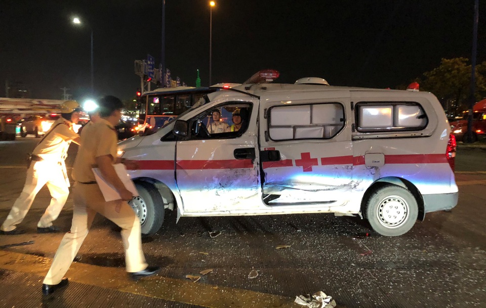 Xe cấp cứu bị tông bẹp dúm, tài xế và điều dưỡng nghi nhập viện - 2 Lực lượng CSGT đưa phương tiện gặp nạn khỏi hiện trường, giải tỏa ùn ứ tại nút giao thông An Phú.