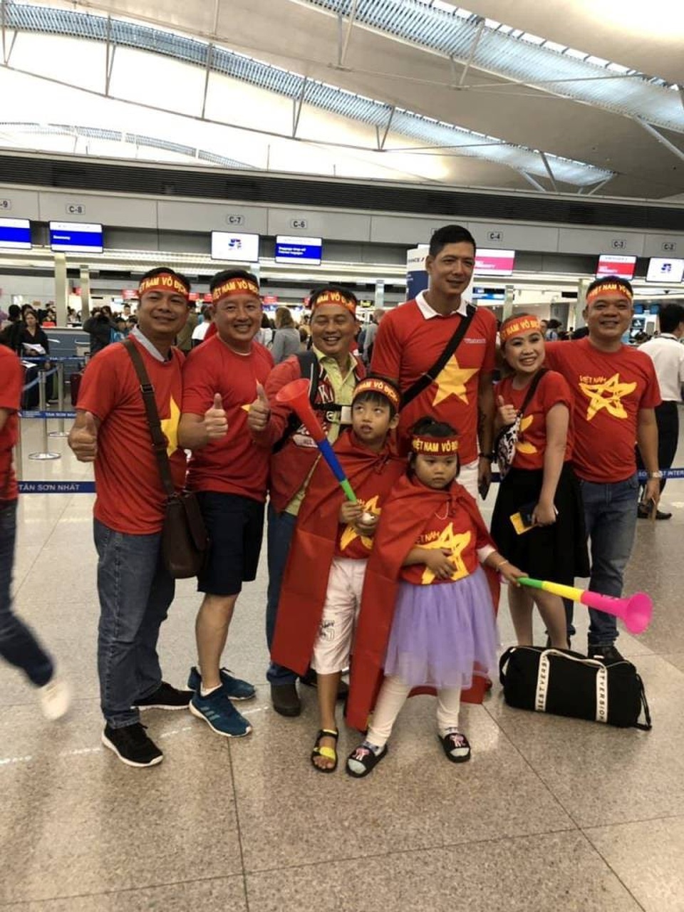 Cổ động viên Việt Nam "nhuộm đỏ" sân bay Indonesia trước giờ bóng lăn - 6 Đỏ từ sân bay…