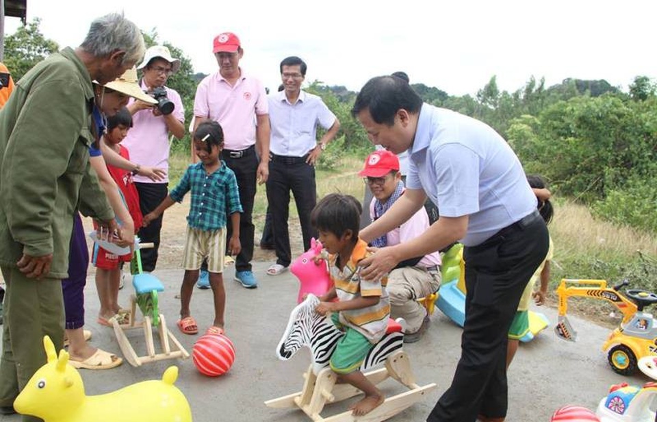 Phó Chủ tịch UBND tỉnh Bình Định Nguyễn Phi Long - nguyên Bí thư Trung ương Đoàn băng rừng đến với bà con đông bào Bana ở làng 02, nằm tận đỉnh núi Konhlon heo hút tách biệt các khu dân cư của xã Vĩnh Kim.