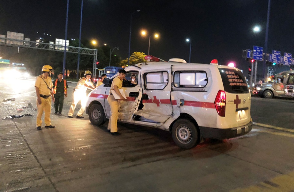 Xe cấp cứu bị tông bẹp dúm, tài xế và điều dưỡng nghi nhập viện - 1 Chiếc xe cứu thương bị container tông bẹp dúm ngay nút giao An Phú, quận 2, TPHCM. Rất may trên xe thời điểm đó không có bệnh nhân. Tuy nhiên thông tin ban đầu nhận định tài xế và nữ điều dưỡng bị thương.
