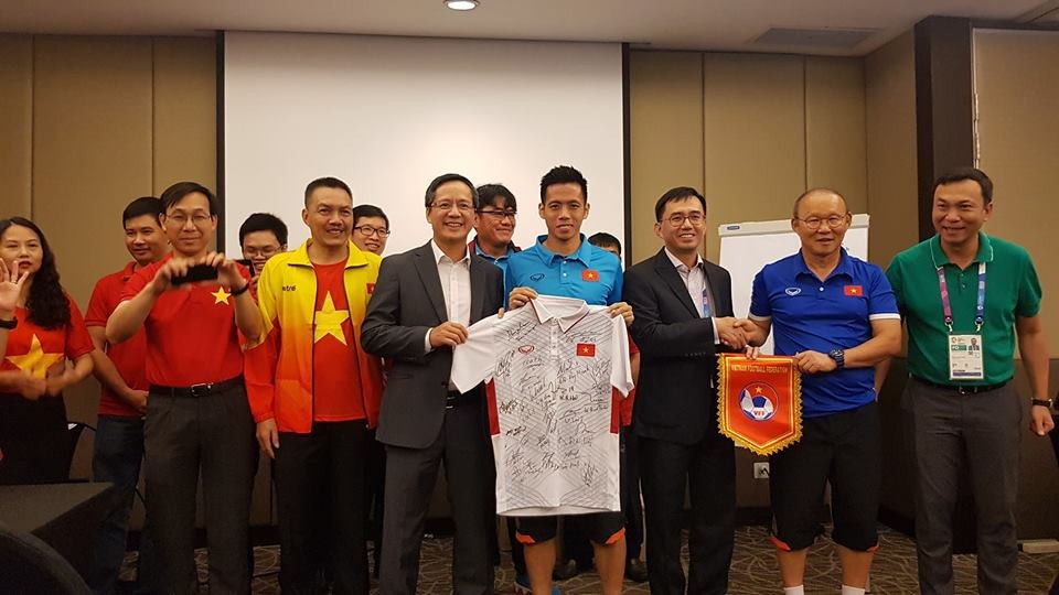 Olympic Việt Nam được nhận quà đặc biệt trước trận gặp Hàn Quốc - 1
Đại sứ đặc mệnh toàn quyền Việt Nam tại Indonesia Phạm Vinh Quang nhận áo đấu lưu niệm từ đội trưởng Văn Quyết