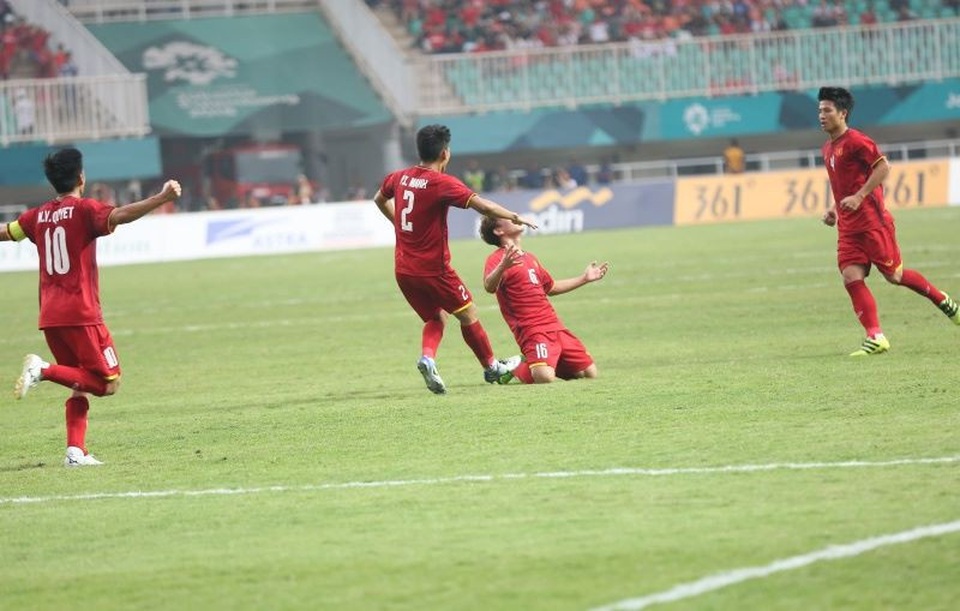 Olympic Việt Nam 1-3 Olympic Hàn Quốc: Dấu ấn của đẳng cấp - 2
Niềm vui của Minh Vương sau bàn thắng để đời