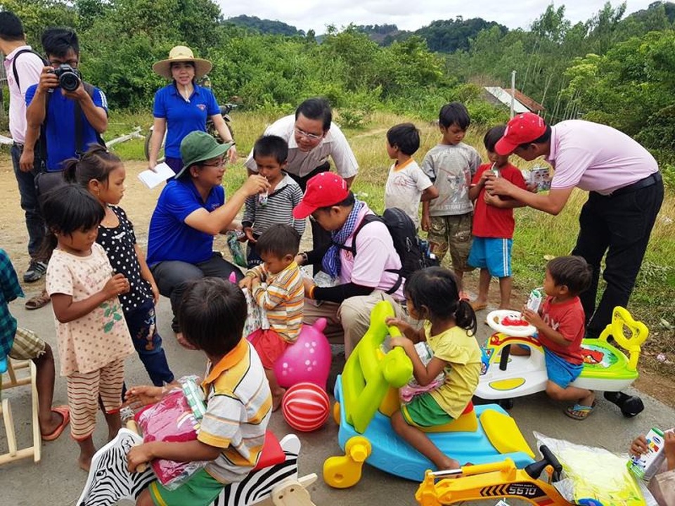 Các em nhỏ nơi đây thích thú được tặng trò chơi và quà.
