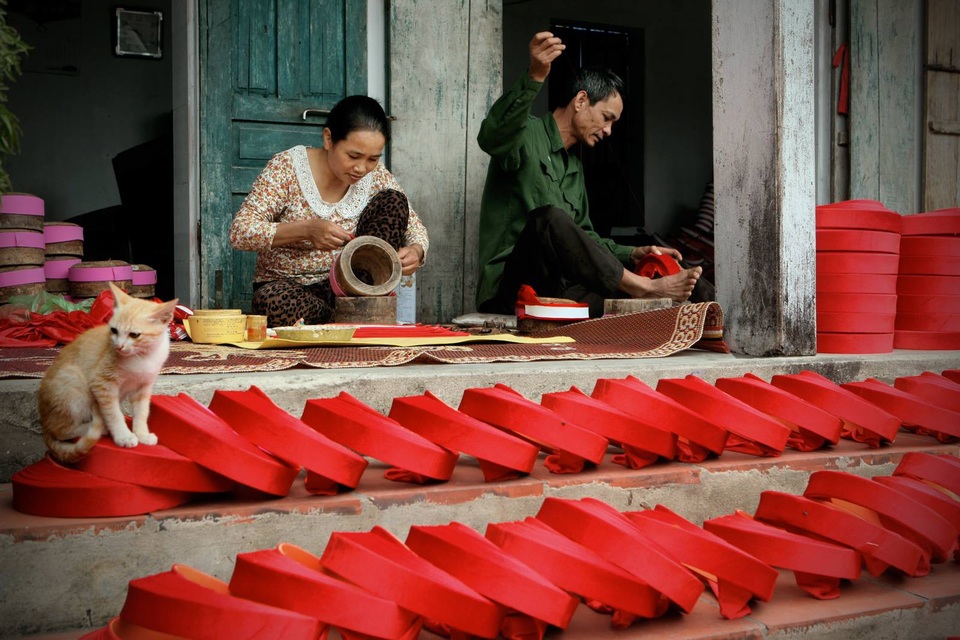 Những khoảnh khắc đặc biệt của phụ nữ Việt Nam trong đời thường - 9
Làng Giáp Nhất (thị trấn Nam Giang, Nam Trực, Nam Định) là nơi duy nhất ở miền Bắc còn sản xuất khăn xếp. Trước đây, khăn xếp, áo the được mặc trong các dịp lễ hội, tiệc làng của người Việt. Gia đình anh Bùi Văn Lĩnh và chị Vũ Thị Nghinh một ngày làm được 70-80 khăn xếp.
