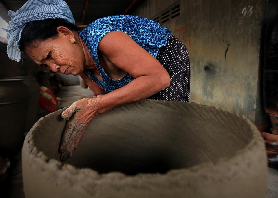 Những khoảnh khắc đặc biệt của phụ nữ Việt Nam trong đời thường - 3
Hơn 50 năm nay, nghệ nhân gốm Bàu Trúc Đàng Thị Phan (thị trấn Phước Dân, Ninh Phước, Ninh Thuận) vẫn theo nghề truyền thống. Năm 2006, bà sang Malaysia, Ấn Độ, Nhật Bản… thi tay nghề và đoạt giải nhất. Bà khiến Ban giám khảo và du khách phục tài vì gốm được làm bằng tay và hoa văn tạo từ mẩu lược gãy.