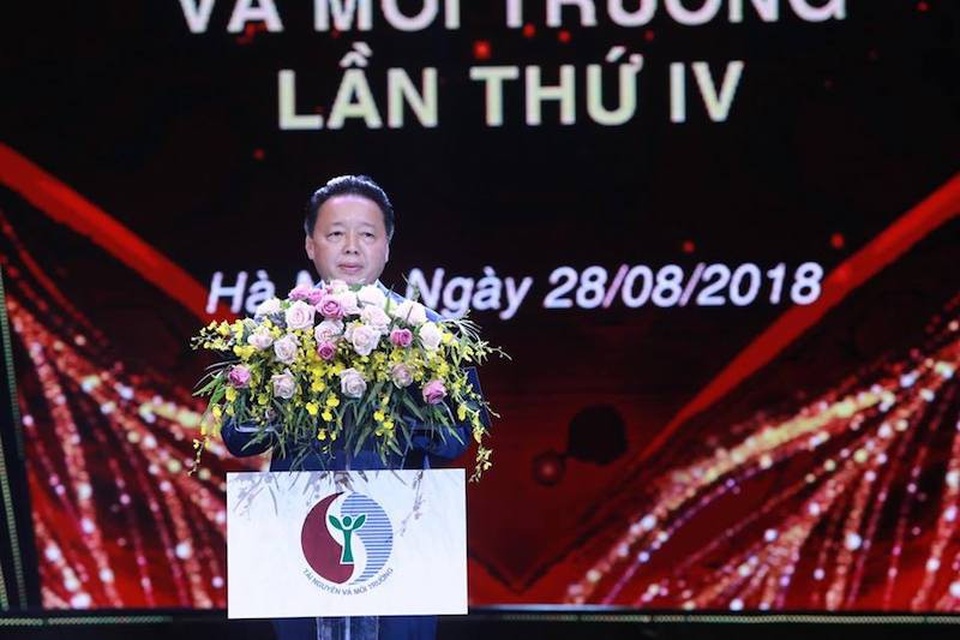 Báo Dân trí đoạt giải báo chí Tài nguyên và Môi trường với loạt bài vụ áp thuế chấn động - 1
Bộ trưởng Bộ Tài nguyên và Môi trường Trần Hồng Hà phát biểu khai mạc lễ trao giải thưởng.