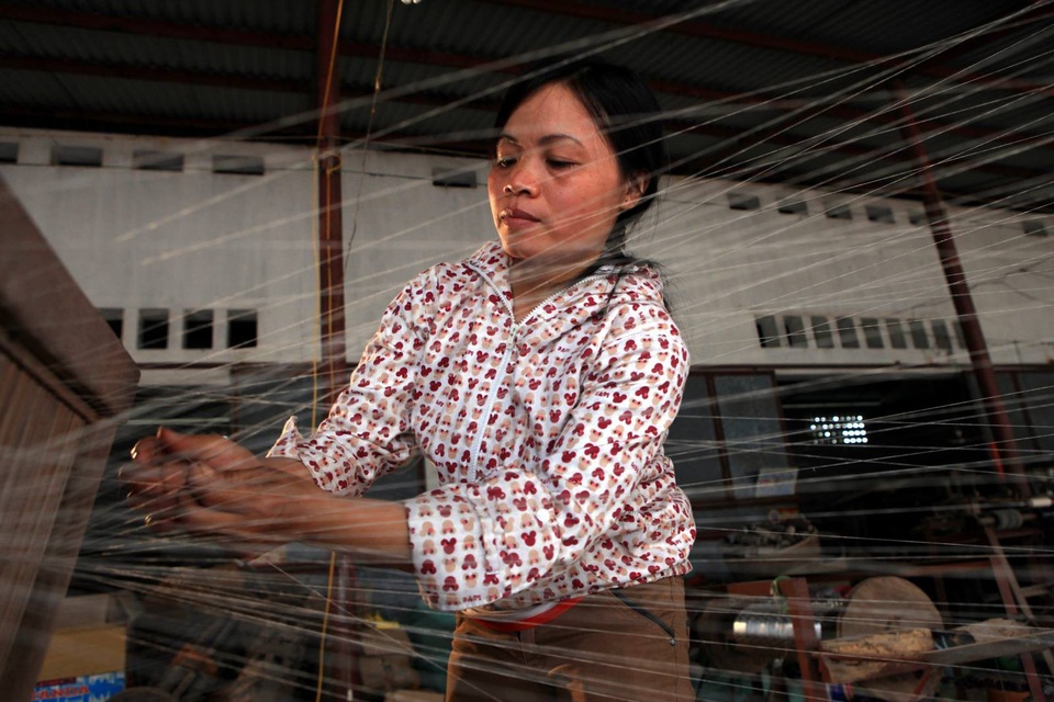 Những khoảnh khắc đặc biệt của phụ nữ Việt Nam trong đời thường - 8
Làng nghề dệt mành tre Tăng Tiến (Việt Yên, Bắc Giang) có lịch sử hơn 300 năm. Với bí quyết truyền thống cùng công nghệ hiện đại đã tạo ra sản phẩm có màu sắc phong phú, không bị mối mọt. Sản phẩm xuất khẩu được bạn hàng ưa chuộng, đặc biệt là thị trường Nga, EU, Mỹ.