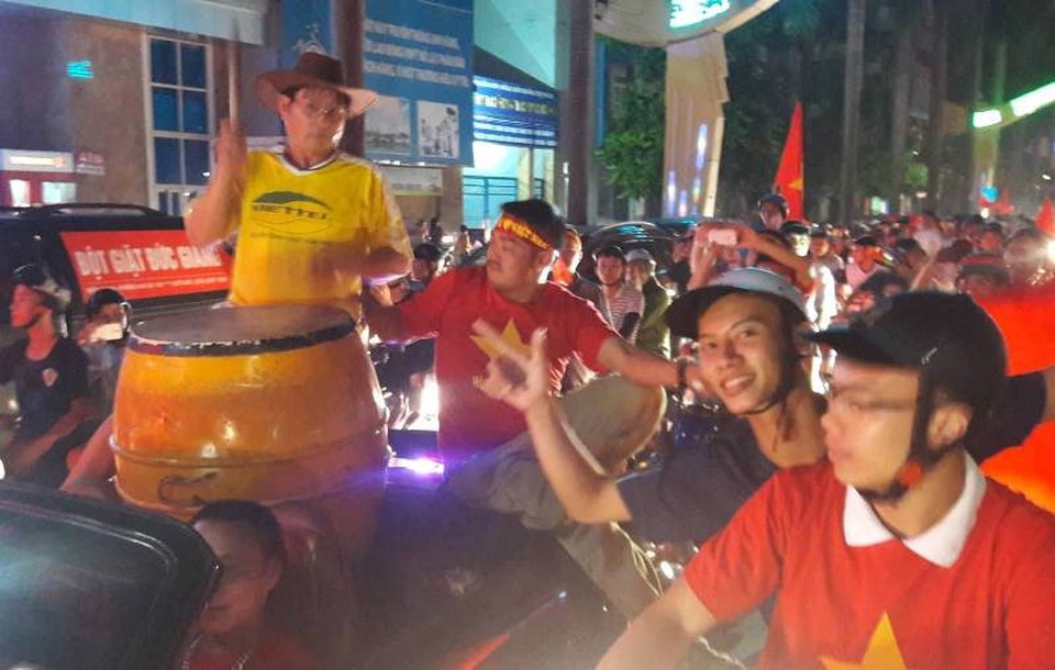 Hơn 1.000 cán bộ chiến sỹ đảm bảo an ninh trong và sau trận bán kết Olympic Việt Nam - 3 Cổ động viên Thanh Hóa xuống đường ăn mừng sau trận tứ kết.